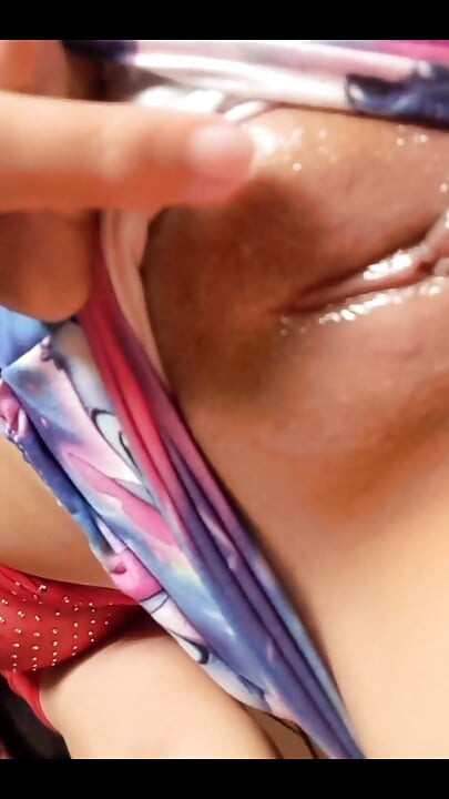 Masturbatie - ondeugend meisje toont haar kont terwijl ze haar poesje masturbeert