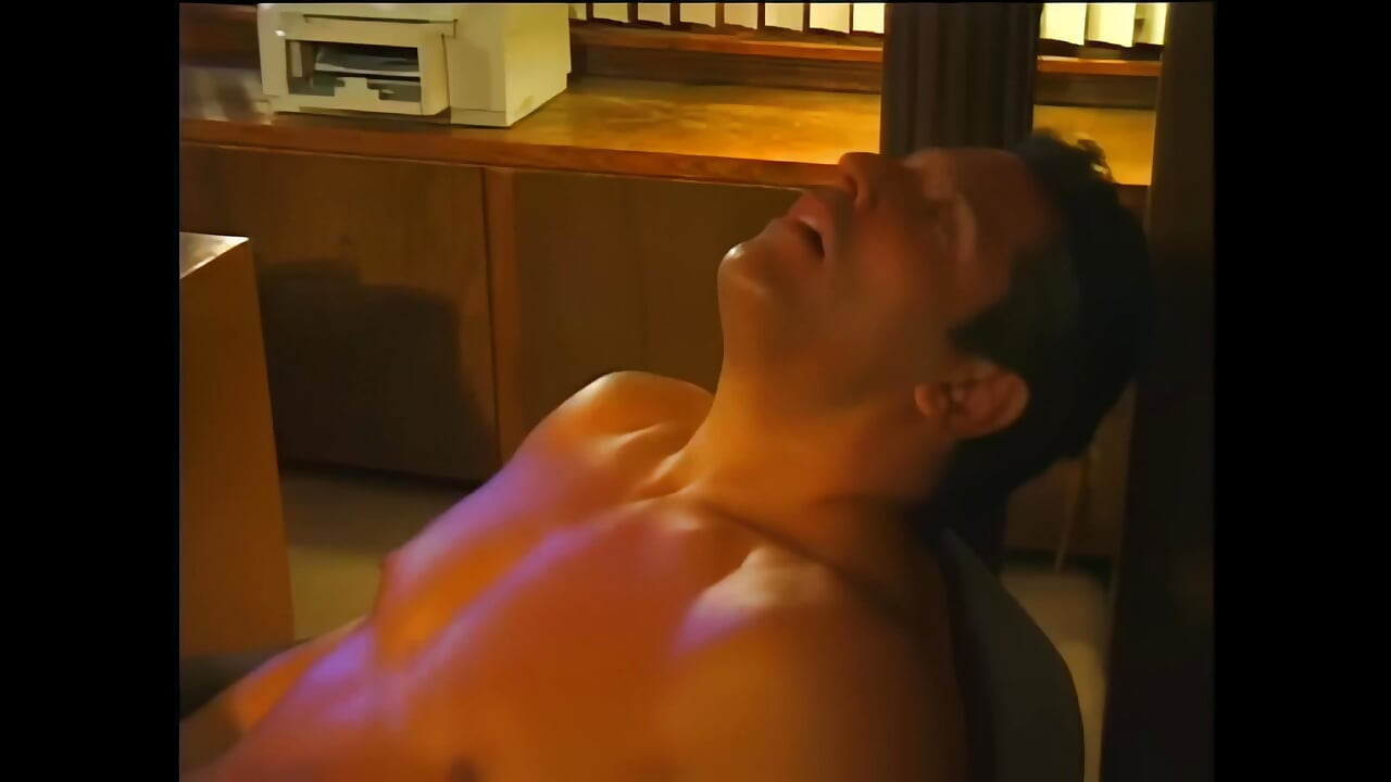 Yaşlı bir domuz sevişmek ve eğlenmek ister