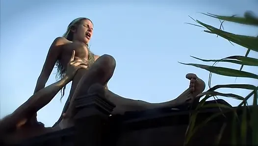 Havuzda ateşli harika amcık sikişi: büyük sert yarak için sürtük bir sarışın