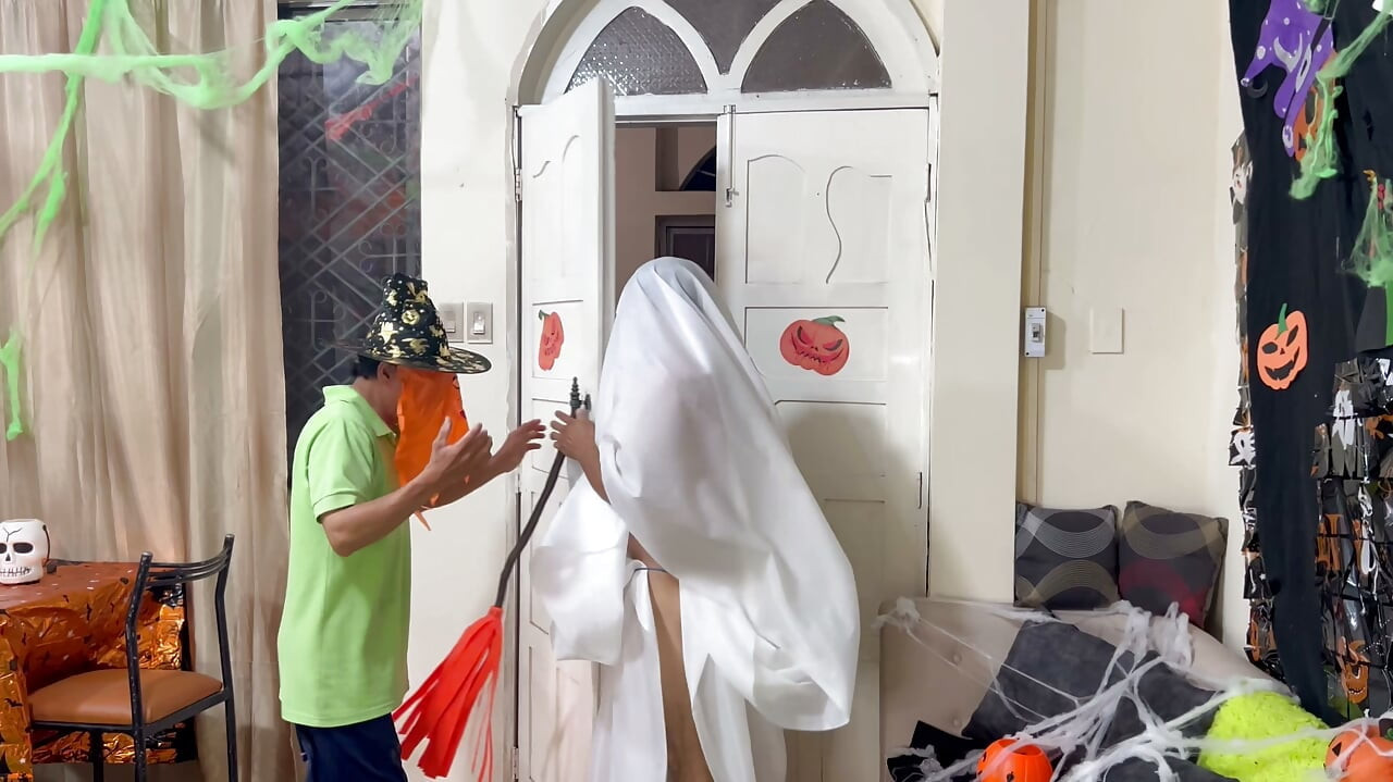 Γιορτάζω το Halloween γαμώντας τη γοητευτική, με μεγάλο κώλο και στήθος, μητριά μου.