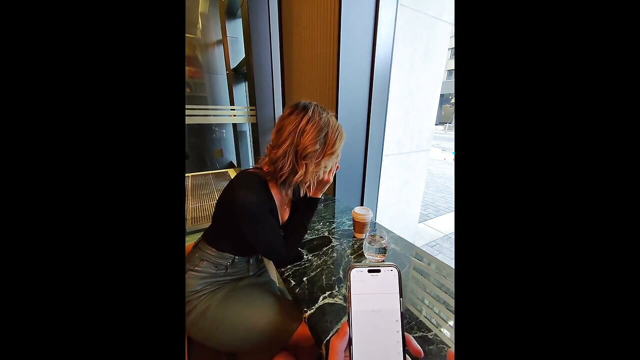 Después de usar mi vibra remota en público, me follé a dos chicos en la ventana de mi hotel, dejándome con un chorreo de leche y facial