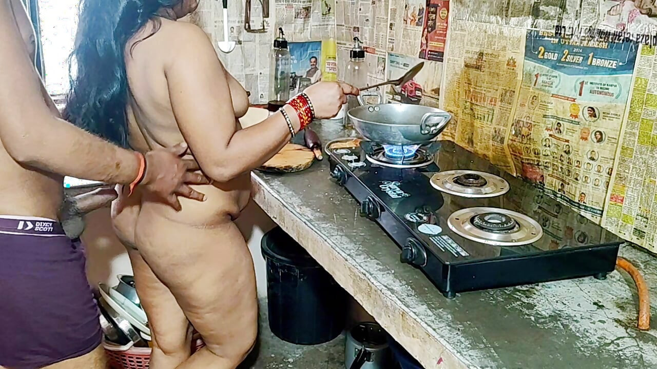 インドのデシ姉妹と継兄がファッキング