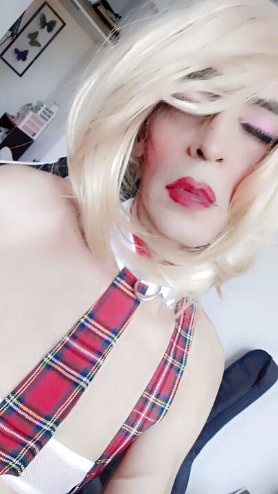 Closeted shemale comes for pussy