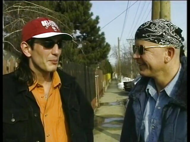 Amatorski nastolatek przychodzi do jego domu na kawę