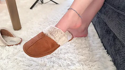 Footjob pijat kaki menjuntai mani muncrat banyak banget