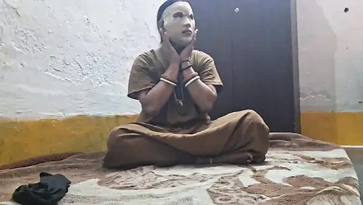 Stiefmutter reitet auf dem großen schwarzen schwanz seines stiefsohns