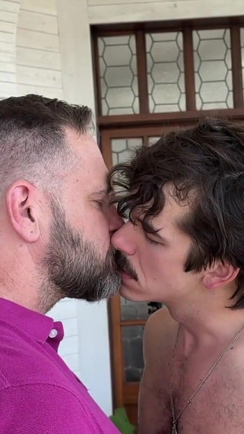 Trenutak koji morate vidjeti iz "Breeding ShowOffJonah with FurryBikerXXX in my garden room"
