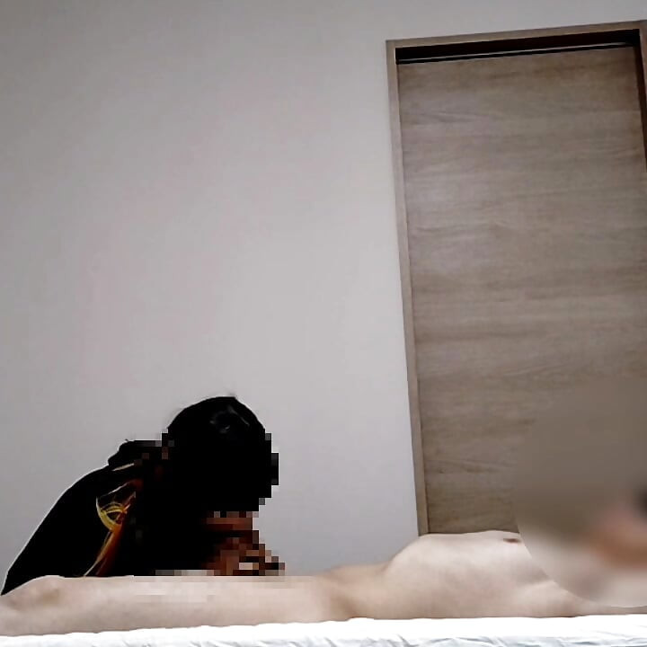 Home-style-video. Cowgirl spielt mit einer vollbusigen ehefrau in orangefarbenen dessous. Die aktivitäten des paares zu hause. Selbstgedrehte amateur per