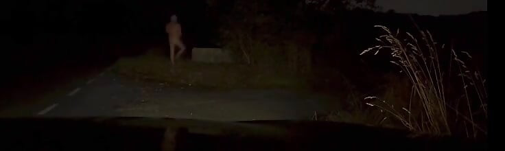 Αυνανισμός εντελώς γυμνός στο πλάι του δρόμου. Επίδειξη σε βαν