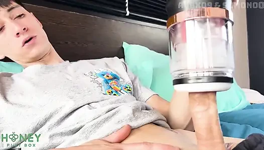 Üvey erkek kardeşim yeni bir seks oyuncağıyla mastürbasyon yapmasına yardım etmemi istiyor
