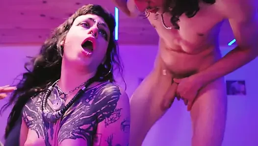 Tattootrio, çift cuckold dövme sanatçısı tarafından siktirilmek istiyor