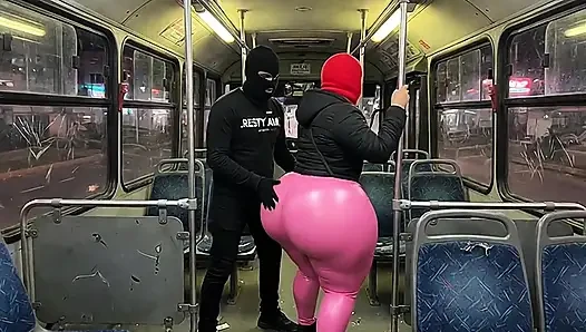 Pantat bahenol gadis hot dengan celana hitam ini dientot habis-habisan di bus