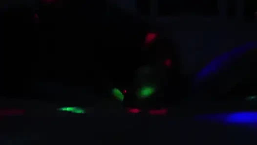 Pasangan romantis hampir hancur di ranjang dan kamera di pesta seks