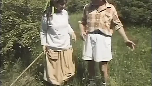 Orta yaşlı seksi kadının dışında domalıyor, amcık yalıyor 69 pozisyonunda