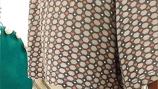 SEKSI, OLGUN TATLI GÖĞÜSLER KÜLOTSUZ VE SÜTYEN OLMADAN GÖSTERIŞLIYOR