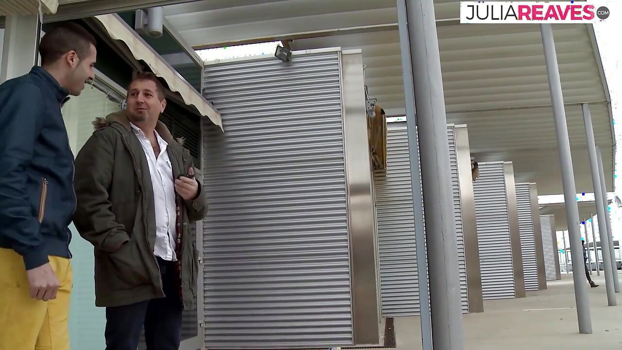 Καυτή σκύλα καβαλάει έναν τεράστιο πούτσο ενώ ρουφάει έναν άλλο σε τρίο