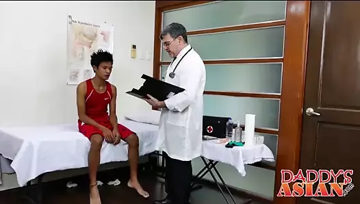 Doktor tata mierzy młodzieńczy tyłek pacjentów swoim kutasem