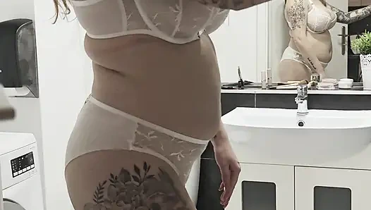 Мамочка Меняет Нижнее Белье, А Затем Идет Пописать.