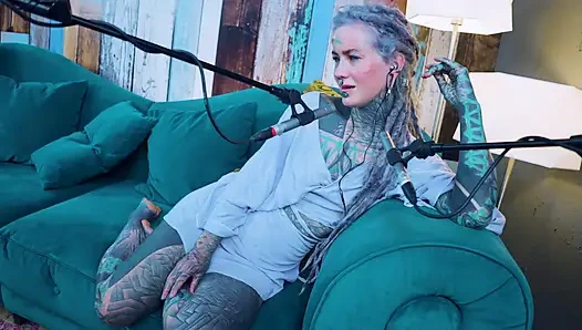 F hakkında konuşuyorum - korku - asmr podcast sfw konuşuyor gotik sıska kız dreadlocks dövmeli model dövmeli kız