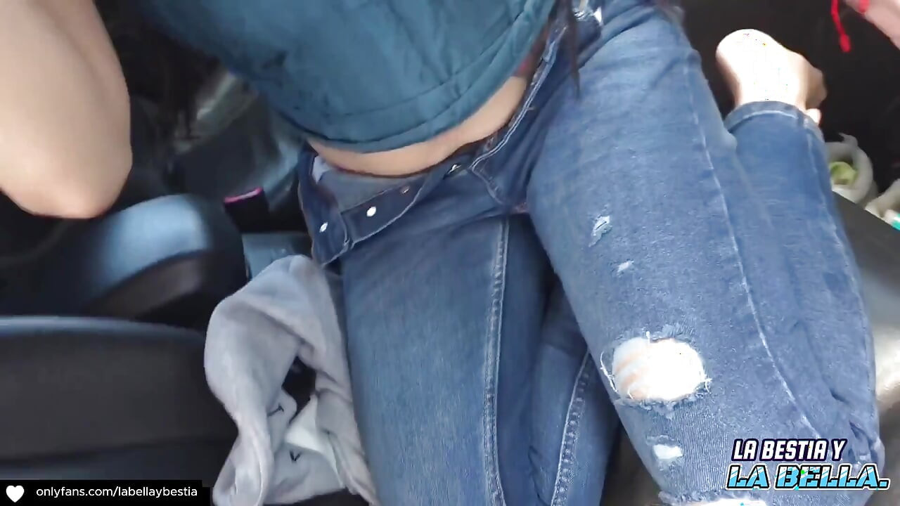 Seks na otvorenom u autu Bogato analno svršavanje unutra!