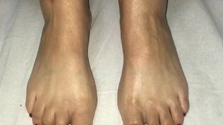 Massage des pieds d'une MILF sexy