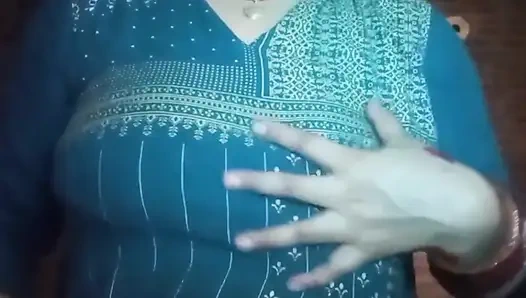 Yeni yenge parmaklarıyla çıplak şov yapıyor