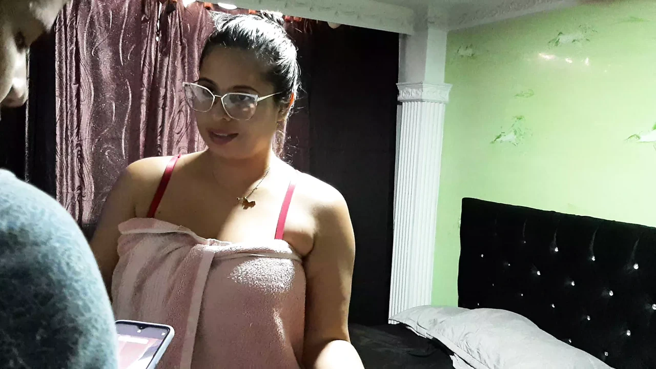 我的继兄弟帮我拍性感照片，最后他吮吸我的阴户