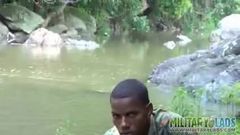 Soldado jovem e forte à beira do rio