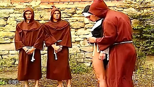 Rahibe piliç açık havada sert sikişmeyi seviyor