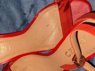 Éjaculation sur les talons des sandales d'Arezzo