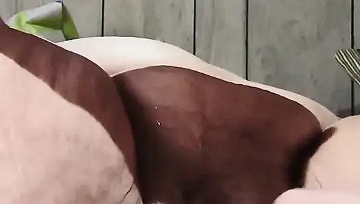 Он фистит ее киску, пока она не кончит