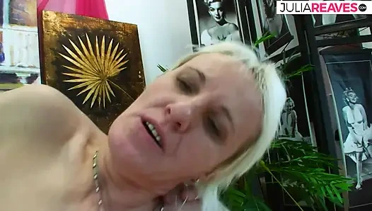 Sıska orta yaşlı seksi kadın yatakta sert sikişten sonra döl yiyor