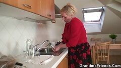 Twee reparateurs neuken een rondborstige oude oma