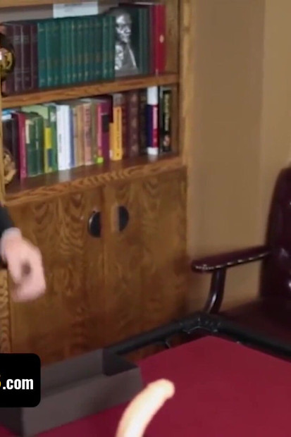 传教士男孩 - 两个男孩偷偷溜进主教的房间里, 一边偷窥他的假阳具一边变得饥渴