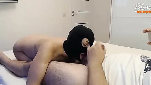 Sinnlicher blowjob mit eierlecken und abspritzen im mund