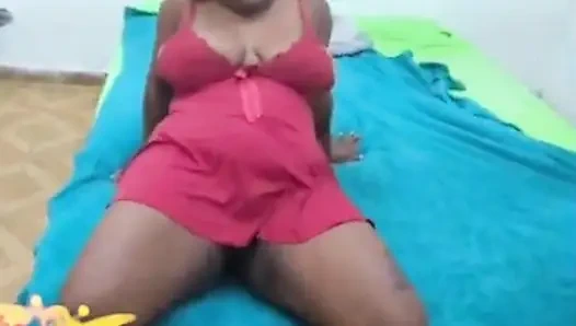 Dicker Hintern macht gleichzeitig analen Spritzen