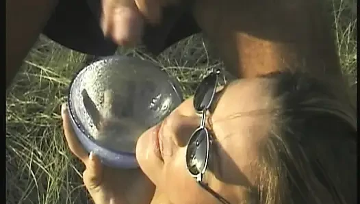 Cewek hot rambut pirang lagi asik minum mangkuk kencing di pesta seks liar di luar ruangan