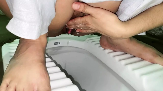 Soteli Bahan ki kuvari chut ki garmi dekh kar maja aa gya Indian Bathing DESIFILMY45 SLIMGIRL new video