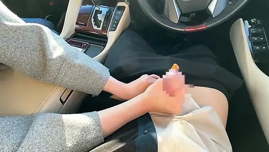 İşte bile elleri ve ağzıyla beni orgazm ettiren güzel bir evli kadın