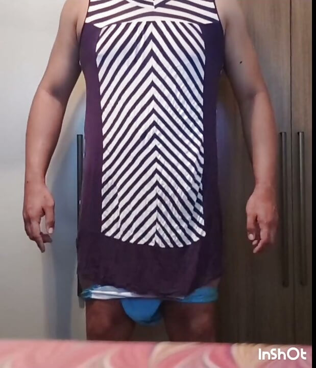 Femboy introduciendo un dildo en el culo