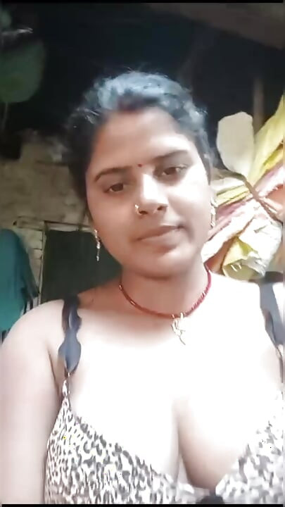गांव की आंटी का फिगर शोऑफ