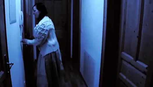 Kaltak aşıkların yarağını emiyor ve sonra sert bir şekilde derinden sikiliyor