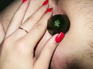 Une maîtresse baise le cul d'un mec avec un gros concombre
