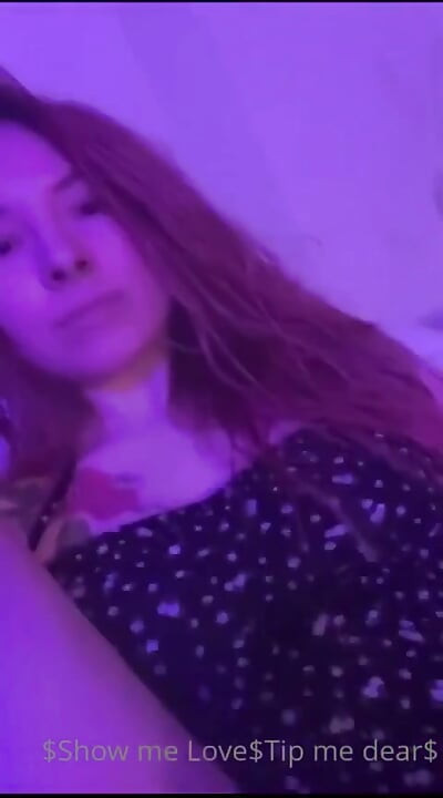 Трахаючи пальцями солодку пизду і посміхаючись, красуня хоче з тобою сексу