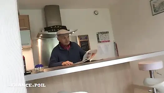 Fransız hizmetçi üvey babası ve bir arkadaşı tarafından sikiliyor