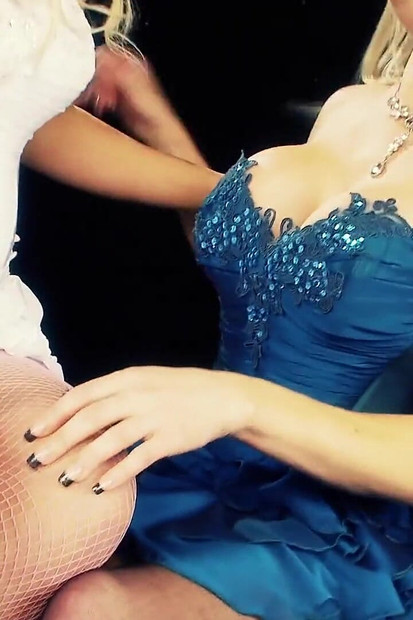 Saphira ve Blance zarif elbise içinde sigara içiyor