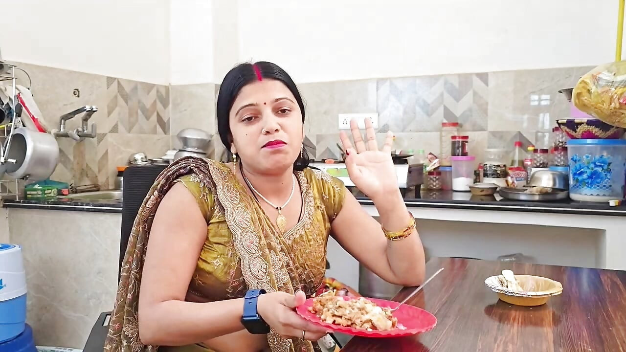Indianca mea bhabhi sexy m-a prins când mă masturbam complet în camera mea