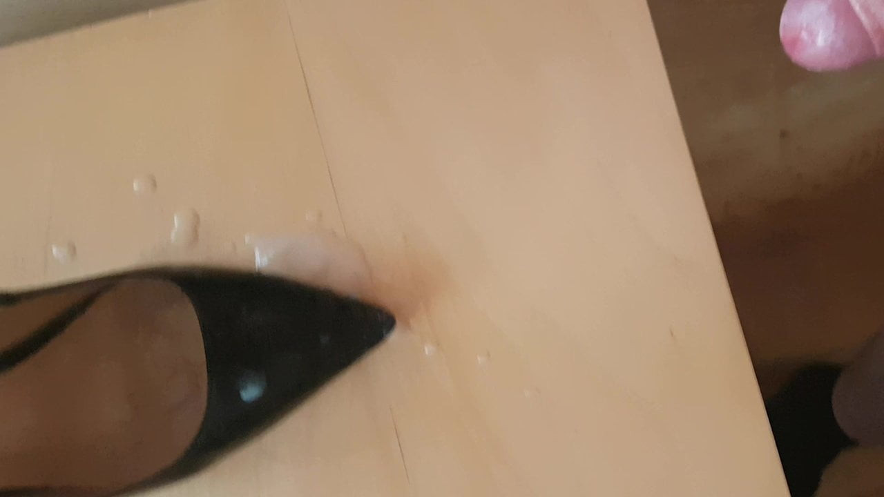 黒いヒール白い射精