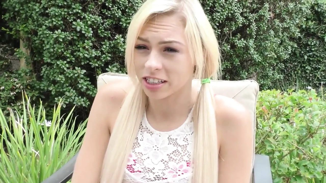 Nước bọt nhỏ giọt ướt át ướt át sau khi máy rung căng ra