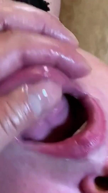 Momento imprescindible de "Una hermosa mujer quiere sexo duro bdsm. USÓ MEDIAS Y SE PUSO UN LÁPIZ LABIAL ROJO EN SUS LABIOS. LA CHUPA"